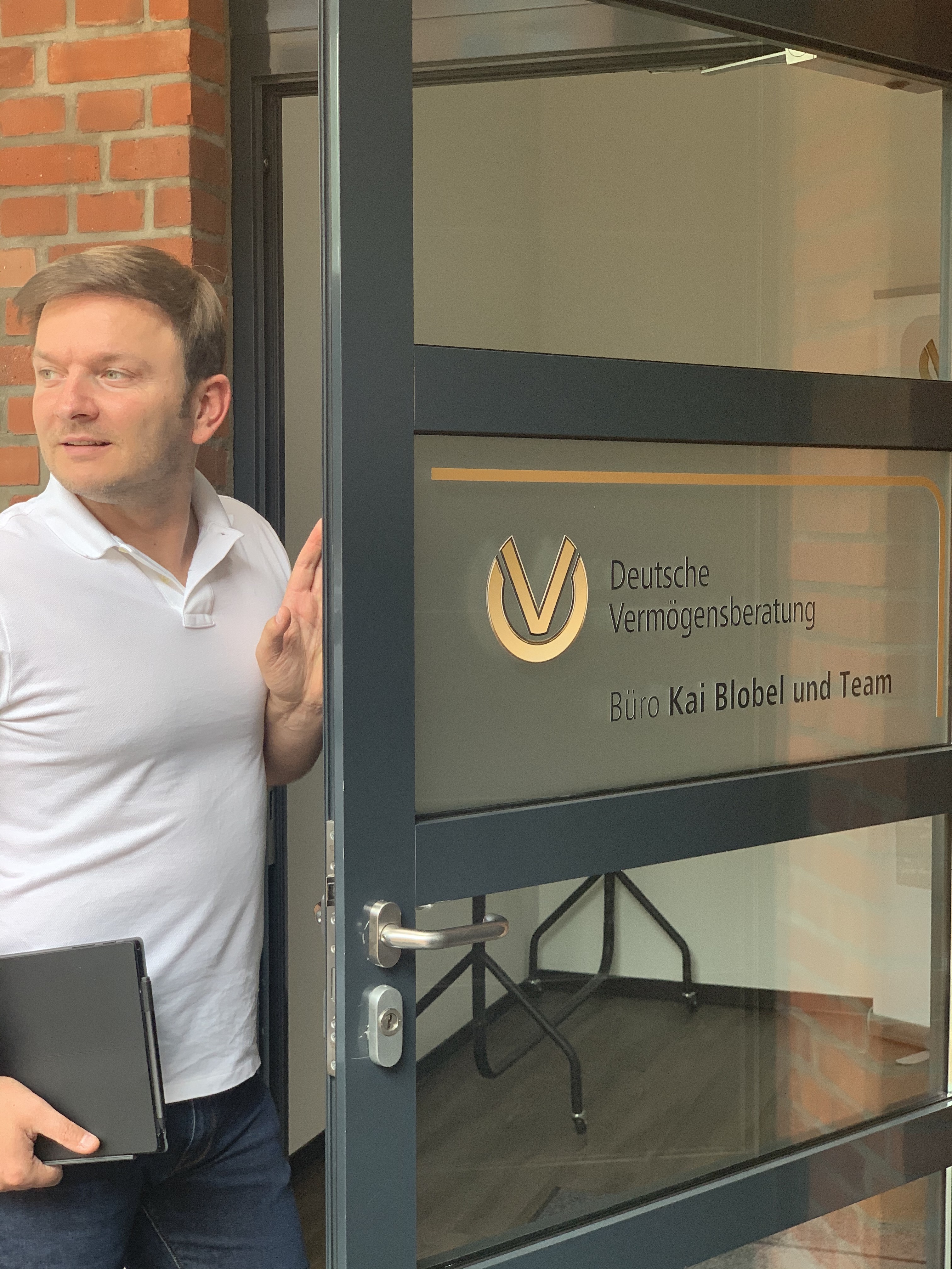 Kai Blobel am Eingang des Büros Team Wachsbleiche